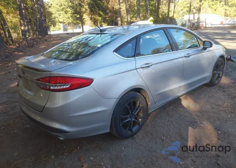 2018 Ford Fusion S z USA, uszkodzony, nr VIN 3FA6P0G73JR228039